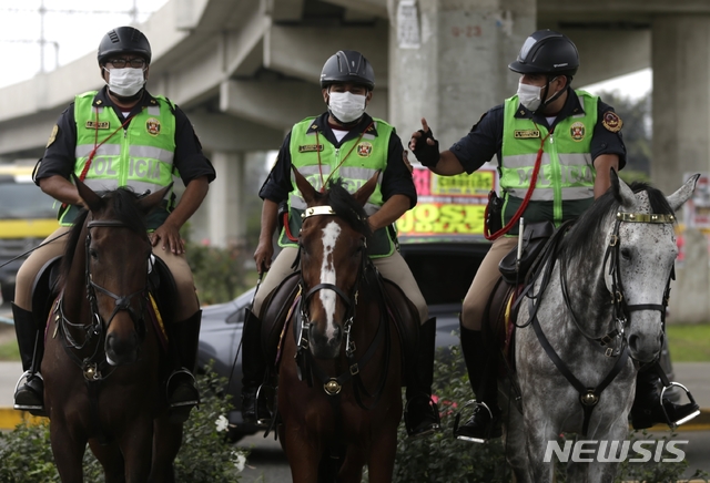【리마(페루)=AP/뉴시스】 리마 시내에 깊이 고인 악취나는 하수 때문에 기마경찰이 말을 타고 하수 홍수 현장을 지휘하고 있다.