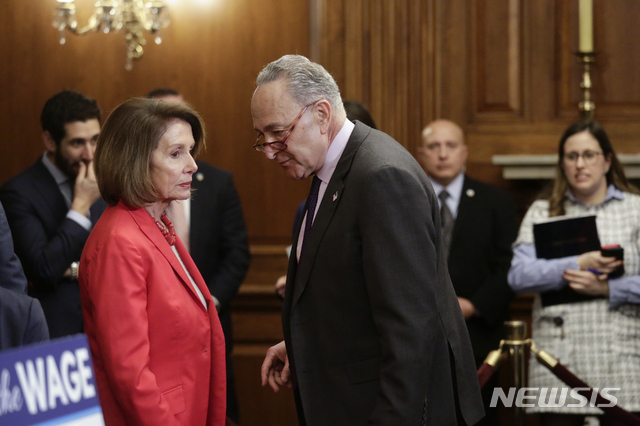 【워싱턴=AP/뉴시스】 미국 민주당이 오는 2024년까지 단계적으로 연방 최저임금을 시간당 15달러로 인상하는 법안을 16일(현지시간) 발의했다. 이날 의사당의 법안 발의 행사에 낸시 펠로시 하원의장(왼쪽)과 척 슈머 상원 원내대표가 이야기를 나누고 있다. 2019.01.16