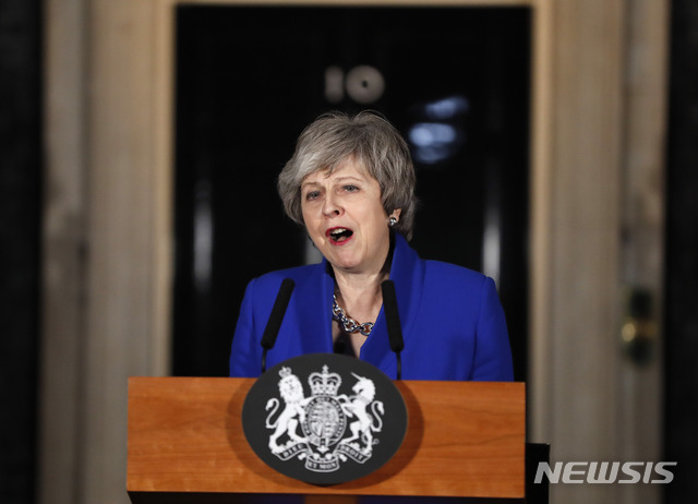 【런던=AP/뉴시스】16일 영국 의회의 불신임투표에서 승리, 기사회생한 테리사 메이 영국 총리가 다우닝가 10번지 총리 관저 앞에서 야당 지도자들과 브렉시트에 대해 회담을 시작했다며 이제는 개인적 이익을 뒤로 하고 영국의 유럽연합(EU) 탈퇴 방안을 찾을 합의를 이뤄내야 한다고 촉구하고 있다. 2019.1.17
