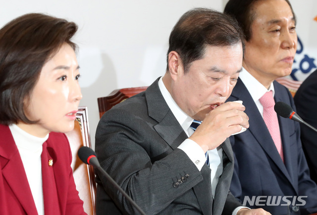 【서울=뉴시스】박영태 기자 = 17일 오전 서울 영등포구 여의도 국회에서 열린 자유한국당 비상대책위원회의에서 김병준 비대위원장이 물을 마시고 있다. 2019.01.17. since1999@newsis.com