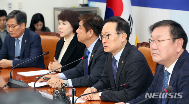 【서울=뉴시스】이종철 기자 = 17일 서울 여의도 국회에서 열린 더불어민주당 정책조정회의에서 홍영표 원내대표가 '목포 투기 의혹'을 받고 있는 손혜원 의원과 '지인 재판 청탁'에 휘말린 서영교 원내수석부대표에 대한 모두발언을 하고 있다. 2019.01.17.jc4321@newsis.com