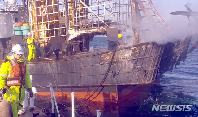 【고흥=뉴시스】류형근 기자 = 17일 오전 8시26분께 전남 고흥군 외나로도 북동방 6.4㎞ 해상에서 선장 등 13명이 승선해 조업 중이던 85t급 어선에서 화재가 발생해 11명이 구조되고 2명이 실종됐다. 2019.01.17. (사진=전남 여수해양경찰서 제공) photo@newsis.com