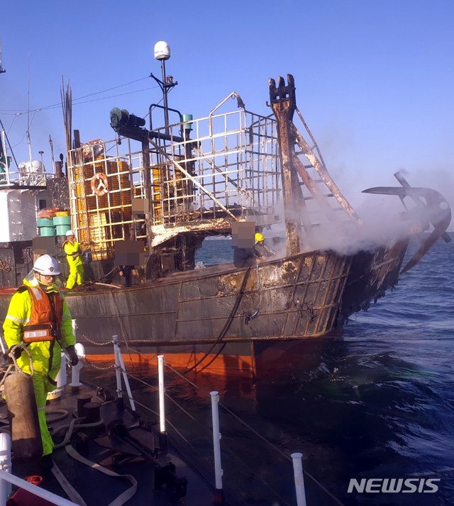 【고흥=뉴시스】류형근 기자 = 17일 오전 8시26분께 전남 고흥군 외나로도 북동방 6.4㎞ 해상에서 선장 등 13명이 승선해 조업 중이던 85t급 어선에서 화재가 발생해 11명이 구조되고 2명이 실종됐다. 2019.01.17. (사진=전남 여수해양경찰서 제공)&nbsp; photo@newsis.com