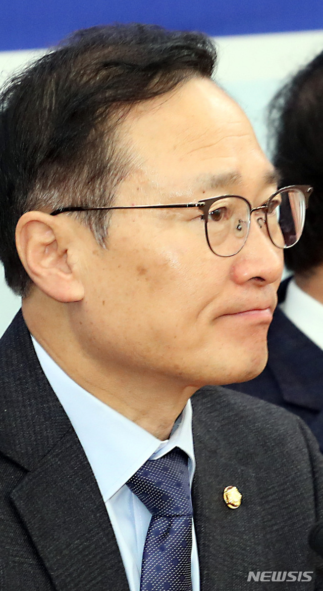 【서울=뉴시스】이종철 기자 = 17일 서울 여의도 국회에서 열린 더불어민주당 정책조정회의에서 홍영표 원내대표가 '목포 투기 의혹'을 받고 있는 손혜원 의원과 '지인 재판 청탁'에 휘말린 서영교 원내수석부대표에 대한 모두발언을 한뒤 심각한 표정을 하고 있다. 2019.01.17.jc4321@newsis.com