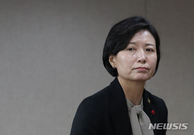 [서울=뉴시스]고승민 기자 = 이숙진 여성가족부 차관이 17일 오전 정부서울청사에서 여성가족부 주관 체육분야 성폭력 등 근절 대책 향후 추진방향에 대한 브리핑을 하기 위해 연단을 향하고 있다. 2019.01.17.kkssmm99@newsis.com