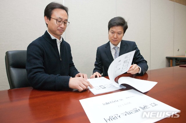 【서울=뉴시스】김광의 과학기술정보통신부 인터넷제도혁신과 연구관(오른쪽)이 17일 오전 정부과천청사에서 오승준 카카오페이 온라인사업실장으로부터 ICT 규제 샌드박스 신청서를 접수 받고 있다. 2019.01.17. (사진=과학기술정보통신부 제공) photo@newsis.com