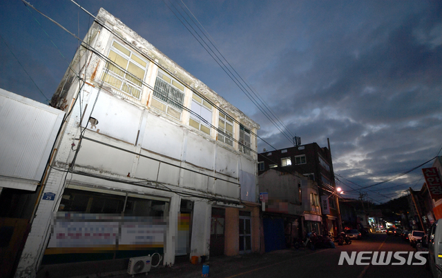 【목포=뉴시스】류형근 기자 = 더불어민주당 손혜원 의원 측근이 매입한 것으로 알려진 전남 목포시 대의동 '창성장과' 인근 건물들. 지난 16일 오후 찾은 이곳은 오래된 건물이 들어서 있어 한적한 모습이었다. 2019.01.17. hgryu77@newsis.com