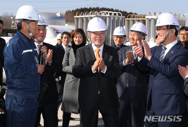 【울산=뉴시스】전신 기자 = 문재인 대통령이 17일 울산 남구에 위치한 수소 생산공장인 ㈜덕양 3공장을 방문해 김기철 사장으로부터 수소생산 및 정제, 압축 등의 설명을 들으며 공장시설을 둘러보고 있다. 2019.01.17. photo1006@newsis.com