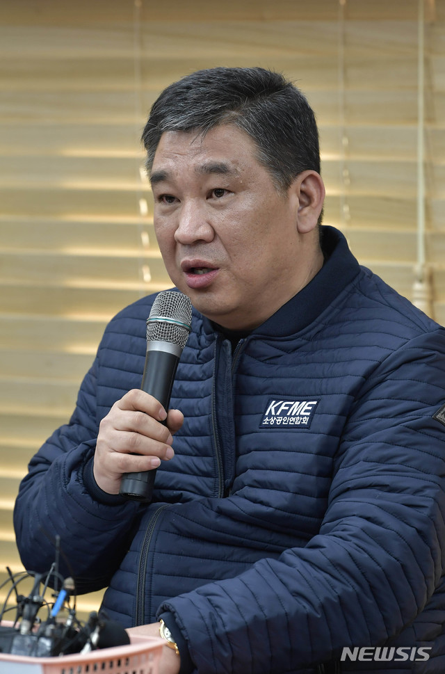 【서울=뉴시스】추상철 기자 = 최승재 소상공인연합회장이 17일 오전 서울 동작구 소상공인연합회에서 홍남기 경제부총리 겸 기획재정부장관과 현장소통 간담회를 하고 있다. 2019.01.17. photo@newsis.com