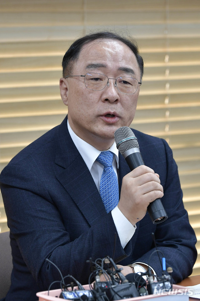 【서울=뉴시스】추상철 기자 = 홍남기 경제부총리 겸 기획부장관이 17일 오전 서울 동작구 소상공인연합회에서 최승재 소상공인연합회장을 비롯한 임원과 현장소통 간담회를 하고 있다. 2019.01.17.&nbsp; photo@newsis.com