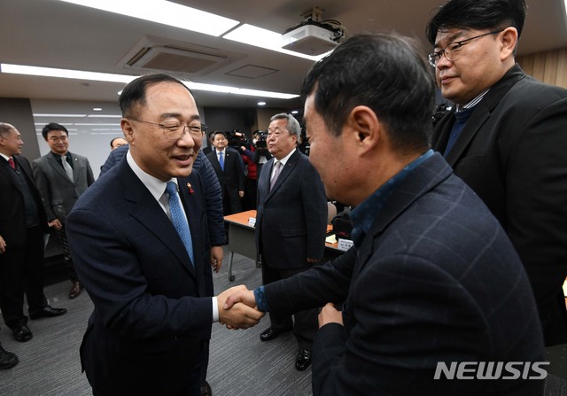 【서울=뉴시스】추상철 기자 = 홍남기 경제부총리 겸 기획재정부 장관(왼쪽)이 17일 오전 서울 동작구 소상공인연합회에서 열린 소상공인 현장소통 간담회 참석해 관계자들과 악수를 하고 있다. 2019.01.17. photo@newsis.com