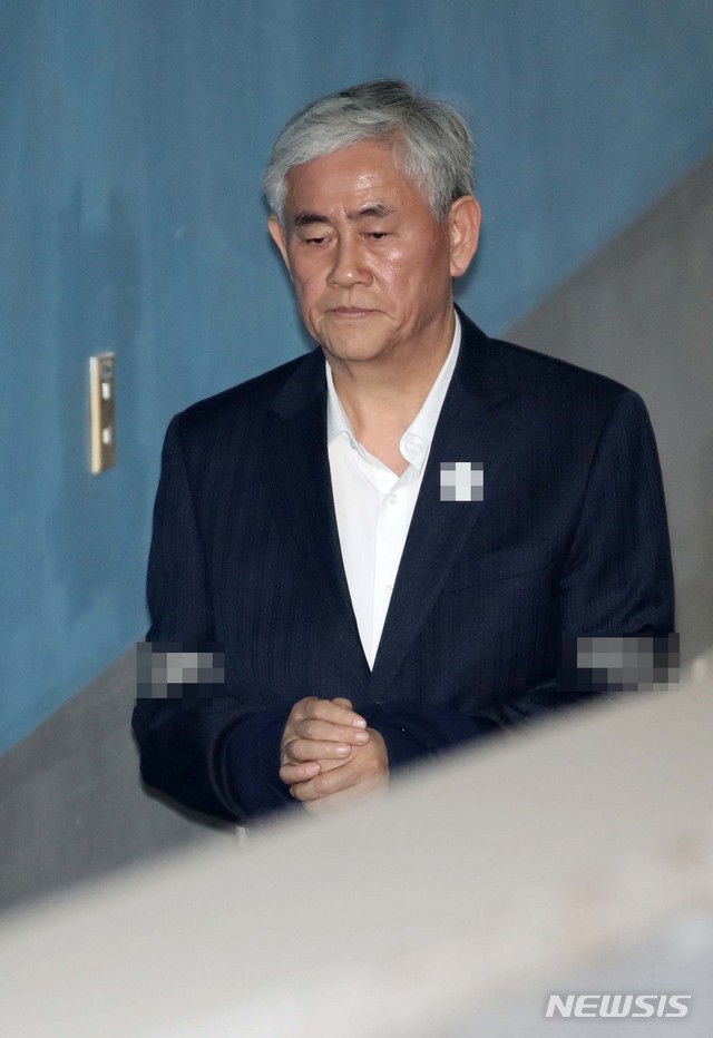 【서울=뉴시스】 고범준 기자 = 국가정보원으로부터 뇌물 1억 원을 받은 혐의로 1심에서 징역 5년을 선고받은 최경환 자유한국당 의원이 17일 오후 서울 서초구 서울고등법원에서 열린 항소심 선고 공판을 받기 위해 호송차에서 내려 법정으로 들어가고 있다. 2019.01.17.&nbsp; bjko@newsis.com
