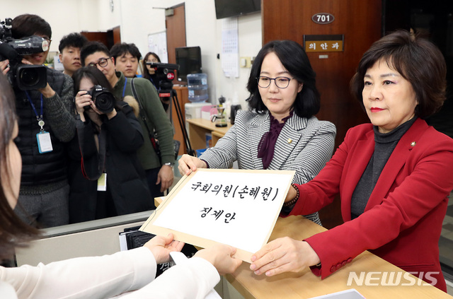 【서울=뉴시스】이종철 기자  = 자유한국당 김순례(오른쪽), 김현아 의원이 17일 오후 서울 여의도 국회 의안과에  '목포 투기 의혹'을 받고 있는 더불어민주당 손혜원 의원'의 국회윤리위 징계요구안을 제출하고 있다. 2019.01.17.jc4321@newsis.com