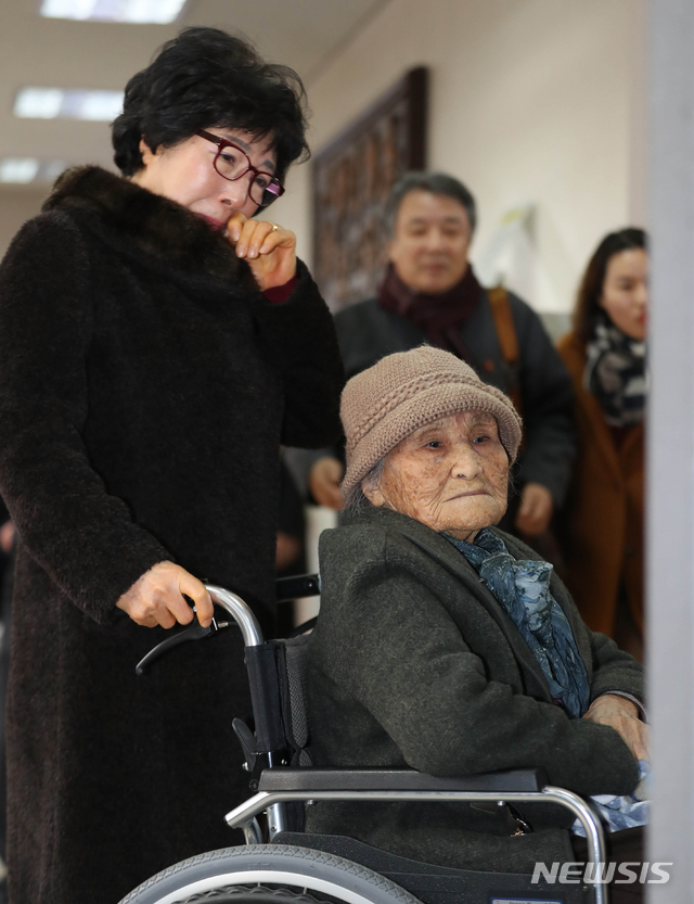 【제주=뉴시스】우장호 기자 = 17일 오후 제주지방법원 제2형사부 제갈창 부장판사 심리로 열림 재심 사건 재판에서 제주 4.3 생존수형인들이 공소기각 판결을 선고받았다. 재판이 끝난 후 생존 수형인 가족이 눈물을 흘리고 있다. 2019.01.17. woo1223@newsis.com