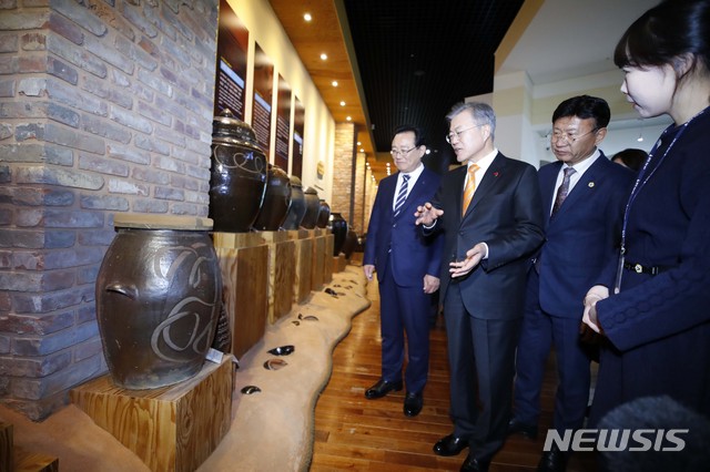 【울산=뉴시스】전신 기자 = 문재인 대통령이 17일 울산 울주군 외고산 옹기마을을 방문해 허진규 옹기장 및 권경아 옹기박물관 학예연구사의 안내를 받으며 박물관을 둘러보고 있다. 2019.01.17. photo1006@newsis.com