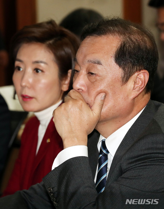 【서울=뉴시스】홍효식 기자 = 자유한국당 김병준 비상대책위원장이 지난 17일 오후 서울 영등포구 중소기업중앙회 제1대회의실에서 열린 제5차 상임전국위원회에서 턱을 괸 채 생각에 잠겨 있다. 왼쪽은 나경원 원내대표. 2019.01.17. yesphoto@newsis.com