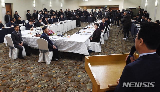 【대전=뉴시스】함형서 기자 = 전국 시도교육감협의회 총회가 17일 오후 대전 유성구 유성호텔에서 열려 전국시도교육감들이 모인 가운데 허태정 대전시장이 인사말을 하고 있다. 2019.01.17. foodwork23@newsis.com