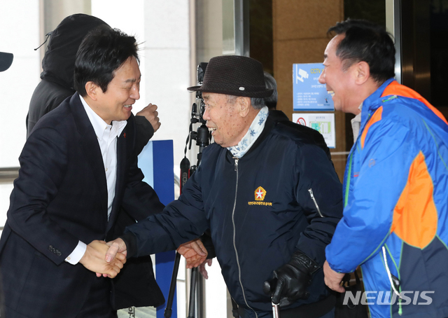 【제주=뉴시스】우장호 기자 = 17일 오후 제주지방법원 제2형사부 제갈창 부장판사 심리로 열림 재심 사건 재판에서 제주 4·3 생존수형인들이 공소기각 판결을 선고받았다. 원희룡 제주지사가 재판이 끝난 후 법원을 나서는 양근방(87)할아버지와 악수하고 있다. 2019.01.17. woo1223@newsis.com