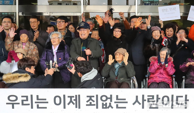 【제주=뉴시스】우장호 기자 = 17일 오후 제주지방법원 제2형사부 제갈창 부장판사 심리로 열림 재심 사건 재판에서 제주 4·3생존수형인들이 공소기각 판결을 선고받았다. 재판이 끝난 후 열린 기자회견에서 제주 4·3생존수형인들이 만세를 외치고 있다. 2019.01.17. woo1223@newsis.com
