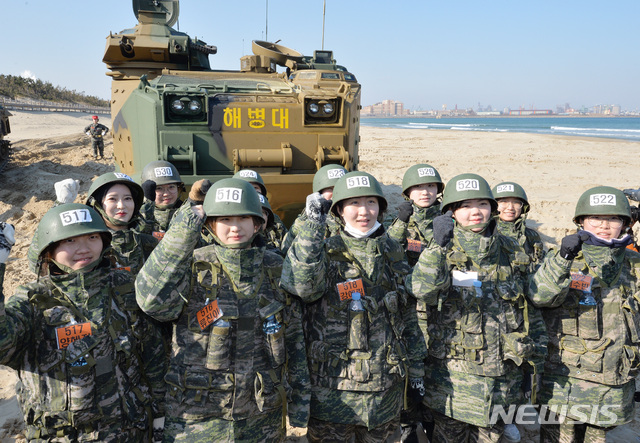【포항=뉴시스】우종록 기자 = 2019 겨울 해병대 캠프가 열린 17일 오후 경북 포항 남구 도구해안 일대에서 참가자들이 상륙돌격장갑차(KAAV) 탑승 체험을 하고 있다. 2019.01.17. wjr@newsis.com