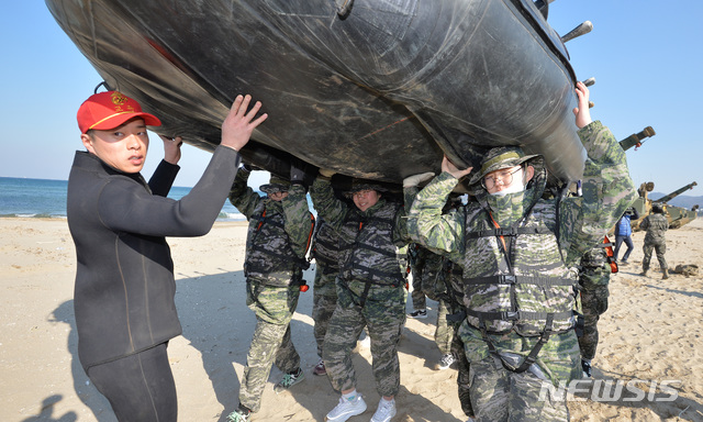 【포항=뉴시스】우종록 기자 = 2019 겨울 해병대 캠프가 열린 17일 오후 경북 포항 남구 도구해안 일대에서 참가자들이 상륙훈련 및 고무보트(IBS) 기초훈련을 하고 있다. 2019.01.17. wjr@newsis.com