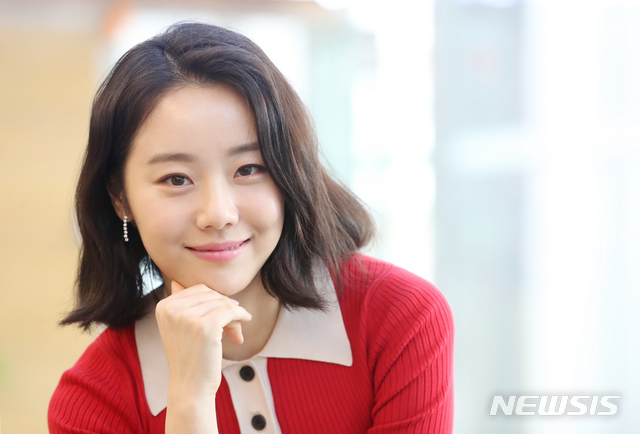 【서울=뉴시스】조수정 기자 = tvN 주말드라마 '알함브라 궁전의 추억' 이수진 역 배우 이시원이 14일 오후 서울 중구 충무로 뉴시스 본사에서 인터뷰에 앞서 포즈를 취하고 있다. 2019.01.21. chocrystal@newsis.com