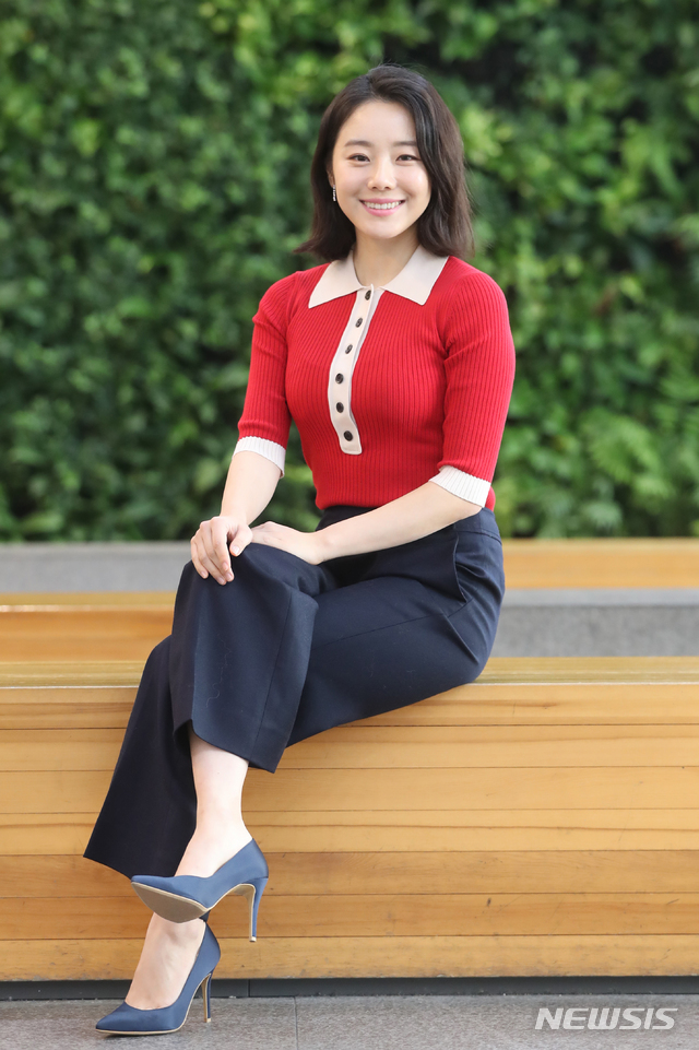 【서울=뉴시스】조수정 기자 = tvN 주말드라마 '알함브라 궁전의 추억' 이수진 역 배우 이시원이 14일 오후 서울 중구 충무로 뉴시스 본사에서 인터뷰에 앞서 포즈를 취하고 있다. 2019.01.21. chocrystal@newsis.com