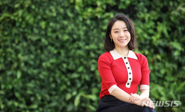 【서울=뉴시스】조수정 기자 = tvN 주말드라마 '알함브라 궁전의 추억' 이수진 역 배우 이시원이 14일 오후 서울 중구 충무로 뉴시스 본사에서 인터뷰에 앞서 포즈를 취하고 있다. 2019.01.21. chocrystal@newsis.com