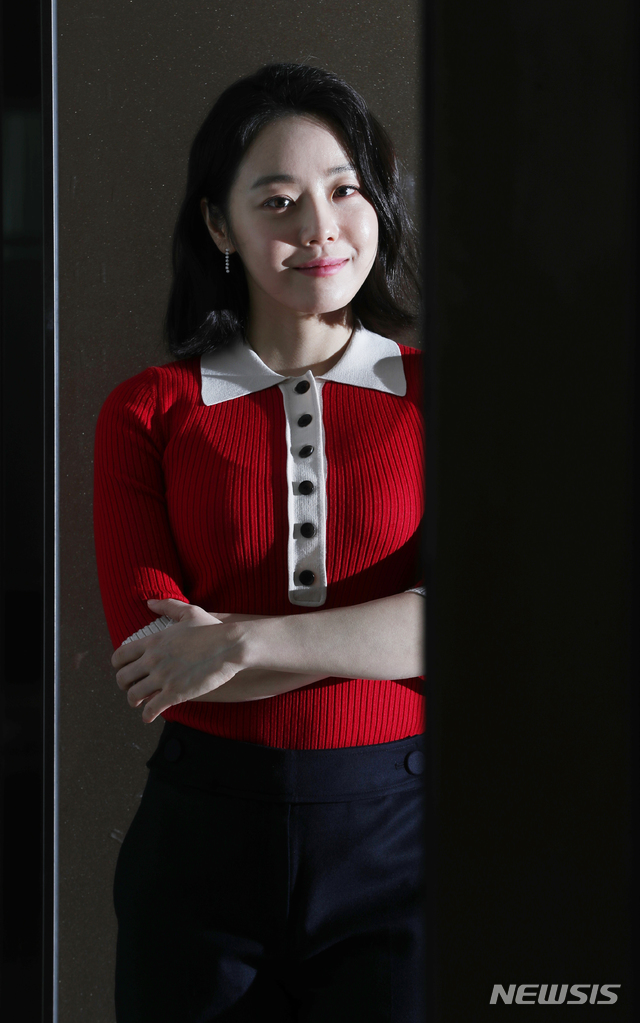 【서울=뉴시스】조수정 기자 = tvN 주말드라마 '알함브라 궁전의 추억' 이수진 역 배우 이시원이 14일 오후 서울 중구 충무로 뉴시스 본사에서 인터뷰에 앞서 포즈를 취하고 있다. 2019.01.21. chocrystal@newsis.com