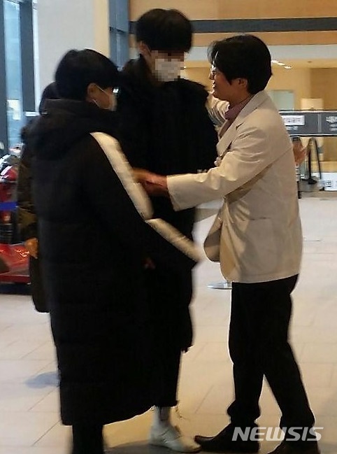 【원주=뉴시스】권순명 기자 = 18일 오후 강릉펜션사고로 강원 원주시 원주세브란스기독병원에서 치료를 받던 대성고 3학년 학생들이 건강한 모습으로 퇴원하고 있다. 남모(19)군과 유모(19)군이 이날 퇴원하면서 펜션사고로 강릉 아산병원(5명), 원주 세브란스병원(2명)에서 치료를 받던 7명 모두 퇴원하게 됐다. 2019.01.18.  gsm@newsis.com 