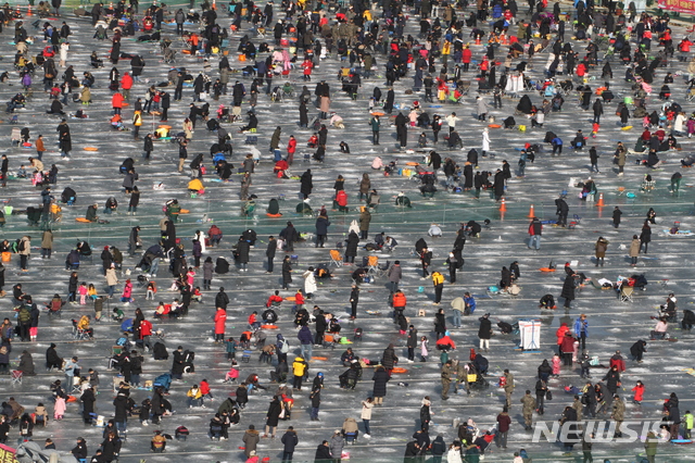 【화천=뉴시스】한윤식 기자 = 18일 오후 강원 화천산천어축제가 열리는 화천군 화천천 얼음벌판에서 관광객들이 얼음낚시를 즐기고 있다. 2019.01.18. ysh@newsis.com