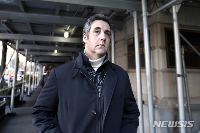 【뉴욕=AP/뉴시스】도널드 트럼프 미 대통령의 전 개인변호사 마이클 코언이 지난해 12월7일 뉴욕의 아파트를 나서고 있다. 코언은 17일(현지시간) 2개의 온라인 여론조사에서 트럼프의 순위가 높아지도록 여론조사를 조작하도록 기술회사에 돈을 지불했다고 시인했다. 2019.1.18