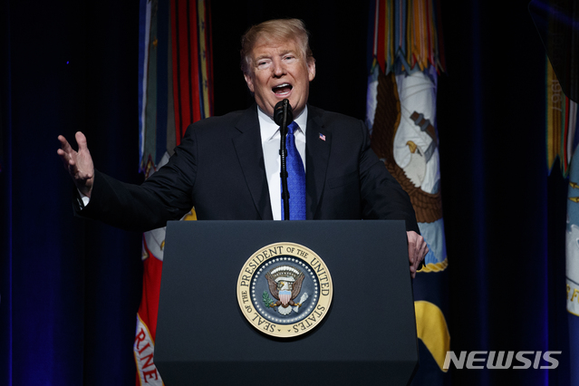 【알링턴=AP/뉴시스】 도널드 트럼프 미국 대통령이 17일(현지시간) 버지니아주 알링턴 국방부 청사에서 미국의 새 미사일 방어(MD) 구상에 대해 발표하고 있다. 2019.1.18 