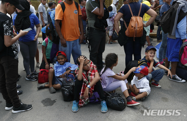 【테쿤우만(과테말라)=AP/뉴시스】 과테말라와 멕시코 국경사이&nbsp; 테쿤 우만에 도착한 중미 이민어린이들. 미국행 이민길에 나선 이들이 멕시코 수용소에서 사망한 사건이 발생하자 멕시코 법원이 아동 수용 금지령을 내렸다.&nbsp;&nbsp; 