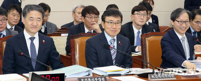 【서울=뉴시스】박영태 기자 = 18일 오전 서울 영등포구 여의도 국회에서 국민연금 종합운영계획 관련 현안보고를 위해 보건복지위원회 전체회의에 박능후 보건복지부 장관, 권덕철 보건복지부 차관, 김성주 국민연금공단 이사장이 참석해 자리에 앉아 있다. 2019.01.18. since1999@newsis.com