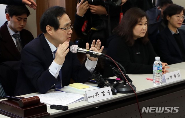 【서울=뉴시스】조성봉 기자 = 류장수 최저임금위원회 위원장이 18일 오전 서울 종로구 S타워에서 열린 '최저임금 결정구조 개편' 관련 1차 전원회의에서 사용자측 박복규 위원의 '류 위원장 사퇴와 사과발언'을 중단해 줄 것을 요구하고 있다.&nbsp; 2019.01.18. suncho21@newsis.com