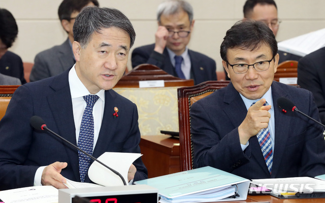 【서울=뉴시스】박영태 기자 = 18일 오전 서울 영등포구 여의도 국회에서 국민연금 종합운영계획 관련 현안보고를 위해 보건복지위원회 전체회의에서 박능후 보건복지부 장관이 권덕철 차관과 이야기를 나누고 있다. 2019.01.18.since1999@newsis.com