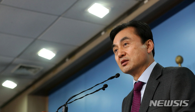【서울=뉴시스】홍효식 기자 = 국회 국방위원회 안규백 위원장이 18일 서울 여의도 국회 본청 정론관에서 국방위원회 현안에 대한 입장 발표 기자회견을 하고 있다. 2019.01.18.&nbsp; yesphoto@newsis.com