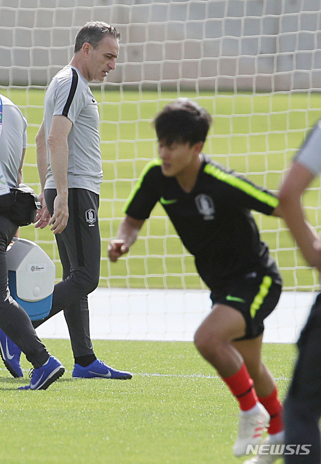 【두바이(아랍에미리트)=뉴시스】김진아 기자 = 18일 오전(현지시간) 아랍에미리트 두바이 NAS 스포츠 컴플렉스에서 한국 축구 국가대표팀 파울루 벤투 감독이 훈련을 지켜보던 중 이승우가 지나가고 있다. 2019.01.18. bluesoda@newsis.com