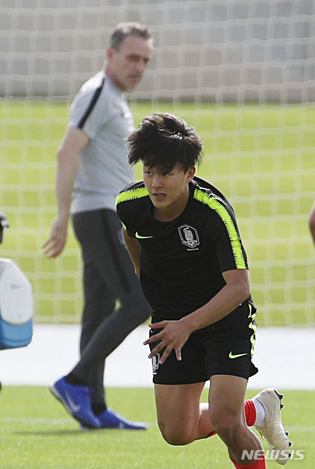 【두바이(아랍에미리트)=뉴시스】김진아 기자 = 18일 오전(현지시간) 아랍에미리트 두바이 NAS 스포츠 컴플렉스에서 한국 축구 국가대표팀 파울루 벤투 감독이 이승우의 훈련을 지켜보고 있다. 2019.01.18. bluesoda@newsis.com