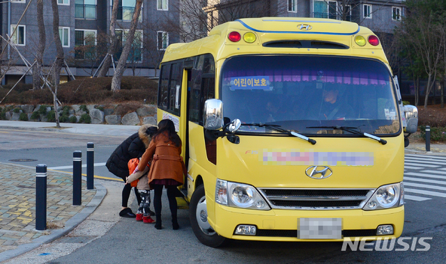 【광주=뉴시스】변재훈 기자 = 지난 18일 오전 광주 광산구 수완지구 한 아파트 정문 앞 진입로에서 한 어린이가 유치원 통학차량에 오르고 있다. 2019.01.20. wisdom21@newsis.com