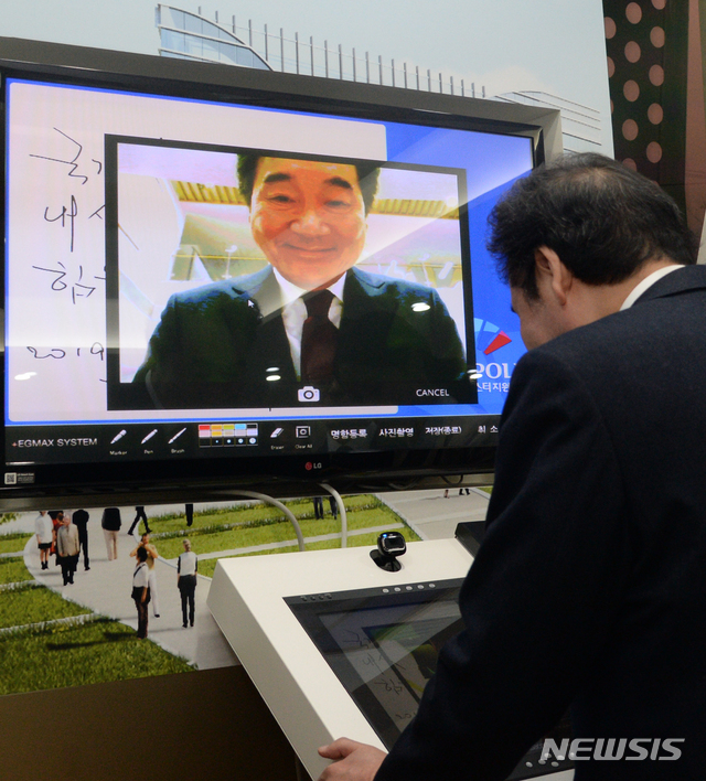 【익산=뉴시스】김얼 기자= 이낙연 국무총리 국가식품클러스터 현장방문이 18일 전북 익산시 왕궁면 국가식품클러스터 지원센터 일원에서 실시된 가운데 이낙연 총리가 전자식 방명록에 서명하고 얼굴사진을 찍고 있다. 2019.01.18.pmkeul@newsis.com