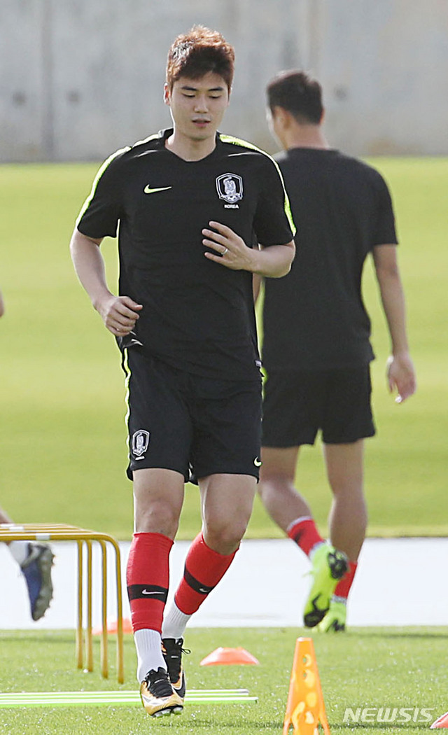 【두바이(아랍에미리트)=뉴시스】김진아 기자 = 18일 오전(현지시간) 아랍에미리트 두바이 NAS 스포츠 컴플렉스에서 축구 국가대표팀 기성용 등 선수들이 훈련을 하고 있다. 2019.01.18.&nbsp; bluesoda@newsis.com