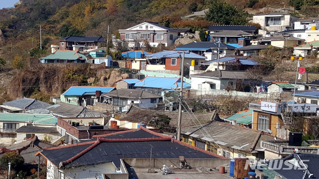 【목포=뉴시스】류형근 기자 = 친인척을 통해 목포 근대역사문화공간 투기 의혹을 받고 있는 손혜원 의원이 18일 "함께 수사를 받자"고 언급한 서산온금지구 재개발 지역. 조합 측은 "손 의원이 연관성 없는 지역을 거론하는지 황당하다"며 반응을 보였다. 2019.01.18. (사진=서산온금 주택 재개발 정비사업 조합 제공) photo@newsis.com