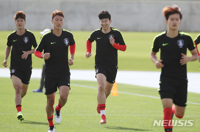【두바이(아랍에미리트)=뉴시스】김진아 기자 = 18일 오전(현지시간) 아랍에미리트 두바이 NAS 스포츠 컴플렉스에서 축구 국가대표팀 손흥민 등 선수들이 훈련을 하고 있다. 2019.01.18. bluesoda@newsis.com