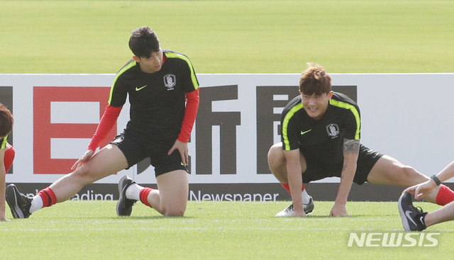 【두바이(아랍에미리트)=뉴시스】김진아 기자 = 18일 오전(현지시간) 아랍에미리트 두바이 NAS 스포츠 컴플렉스에서 축구 국가대표팀 손흥민, 김민재 등 선수들이 훈련을 하고 있다. 2019.01.18. bluesoda@newsis.com