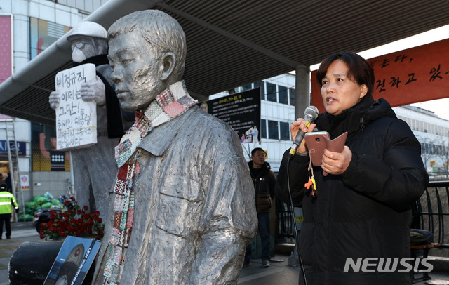 【서울=뉴시스】이영환 기자 = 18일 오후 서울 종로구 청계천 전태일 동상앞에서 열린 비정규직 1000인 1박2일 투쟁 '청와대로 행진하는 1000인의 김용균들'에서 고 김용균씨 어머니 김미숙씨가 발언을 하고 있다. 2019.01.18.&nbsp; 20hwan@newsis.com