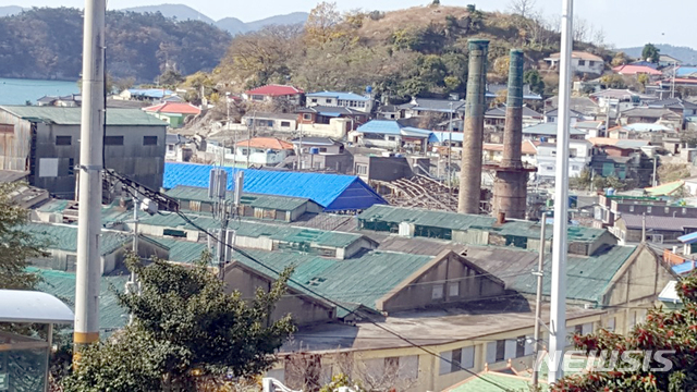 【목포=뉴시스】류형근 기자 = 친인척을 통해 목포 근대역사문화공간 투기 의혹을 받고 있는 손혜원 의원이 18일 "함께 수사를 받자"고 언급한 서산온금지구 재개발 지역. 굴뚝이 있는 공장이 조선내화. 조합 측은 "손 의원이 연관성 없는 지역을 거론하는지 황당하다"며 반응을 보였다. 2019.01.18. (사진=서산온금 주택 재개발 정비사업 조합 제공) photo@newsis.com