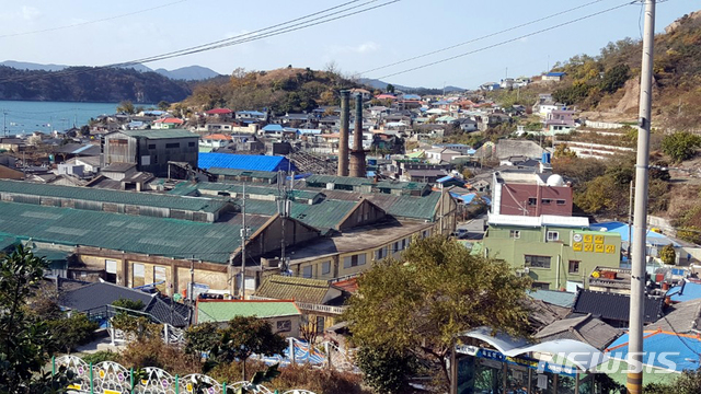 【목포=뉴시스】류형근 기자 = 친인척을 통해 목포 근대역사문화공간 투기 의혹을 받고 있는 손혜원 의원이 18일 "함께 수사를 받자"고 언급한 서산온금지구 재개발 지역. 굴뚝이 있는 공장이 조선내화. 조합 측은 "손 의원이 연관성 없는 지역을 거론하는지 황당하다"며 반응을 보였다. 2019.01.18. (사진=서산온금 주택 재개발 정비사업 조합 제공)&nbsp; photo@newsis.com 