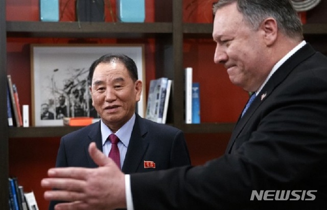 【워싱턴=AP/뉴시스】 도널드 트럼프 미국 대통령과 마이크 폼페이오 국무장관이 18일(현지시간) 미국을 방문 중인 김영철 북한 노동당 부위원장과 만나 제2차 북미 정상회담 개최시기를 2월말로 가닥을 잡았다.그러나 이날 회동은 두 나라가 각각 견지해온 입장에 변화를 가져오지 못해 근본적인 이견 차이를 좁히지 못했다. 세라 샌더스 백악관 대변인은 북의 비핵화를 볼 때까지 대북 압박과 제재를 계속할 것이라고 밝혔다. 2019.01.19&nbsp; 